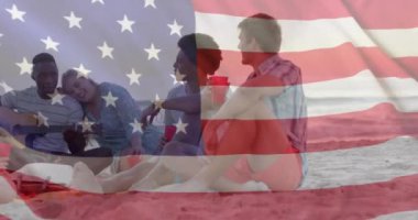 Yazın plaj partisinde Amerika bayrağının değişik arkadaşlarla mutlu bir şekilde animajı. Amerikan vatanseverliği, çeşitlilik ve tatil konsepti dijital olarak oluşturulmuş video.