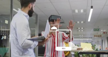 Günlük ofiste vr kulaklık kullanılarak çeşitli meslektaşlar üzerinde veri işleyen medya simgelerinin canlandırılması. İş, takım çalışması, dijital arayüz ve iletişim, dijital olarak oluşturulmuş video.