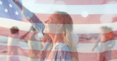 Amerika bayrağının yaz aylarında sahildeki çeşitli mutlu arkadaşlara karşı animasyonu. Amerikan vatanseverliği, çeşitlilik ve tatil konsepti dijital olarak oluşturulmuş video.