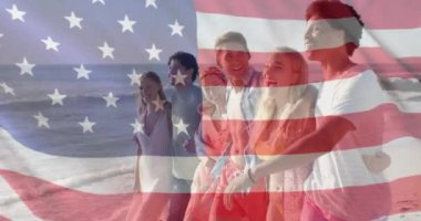 Amerika bayrağının yaz aylarında sahildeki çeşitli mutlu arkadaşlara karşı animasyonu. Amerikan vatanseverliği, çeşitlilik ve tatil konsepti dijital olarak oluşturulmuş video.