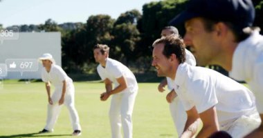 Çeşitli erkek kriket oyuncuları üzerinde ikonlar ve veri işleme animasyonları. Küresel spor, sosyal medya, bağlantılar, hesaplama ve veri işleme kavramı dijital olarak oluşturulmuş video.