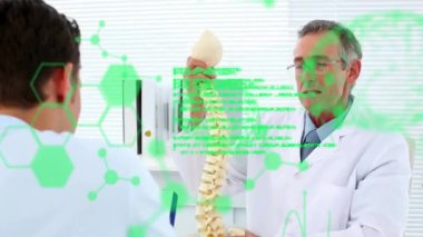 Kafkas erkek doktor ve hasta omurga tartışması üzerine tıbbi veri işleme animasyonu. Danışmanlık, tıbbi hizmetler, veriler, dijital arayüz ve iletişim, dijital olarak oluşturulmuş video.