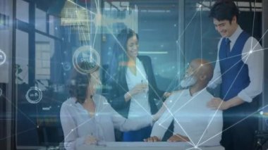 Ofiste konuşan mutlu meslektaşlar üzerinden ağ ve veri işleme animasyonu. İş, bağlantı, takım çalışması, dijital arayüz ve iletişim, dijital olarak oluşturulmuş video.