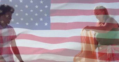 Amerika bayrağının yaz aylarında kumsalda geri dönüşümlü mutlu arkadaşlara göre canlandırılması. Amerikan vatanseverliği, çeşitlilik ve tatil konsepti dijital olarak oluşturulmuş video.