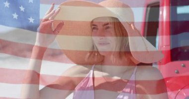 Amerikan bayrağının sahildeki beyaz kadın üzerinde canlandırılması. Amerikan vatanseverliği, çeşitlilik ve tatil konsepti dijital olarak oluşturulmuş video.