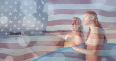 Yazın sahilde sörf tahtası olan beyaz bayrak üzerinde ABD bayrağının canlandırılması. Amerikan vatanseverliği, çeşitlilik ve tatil konsepti dijital olarak oluşturulmuş video.