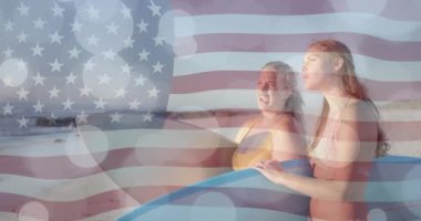 Yazın sahilde sörf tahtası olan beyaz bayrak üzerinde ABD bayrağının canlandırılması. Amerikan vatanseverliği, çeşitlilik ve tatil konsepti dijital olarak oluşturulmuş video.
