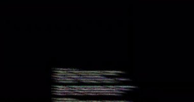 Metin veri kaydırma ve arızanın animasyonu, siyah arkaplan üzerinde işlem. Bağlantı, veri, işleme, dijital arayüz ve iletişim, dijital olarak oluşturulmuş video.