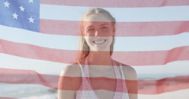 Анимация Флага Сша Над Счастливой Кавказкой Пляже Летом Американский Патриотизм — стоковое видео
