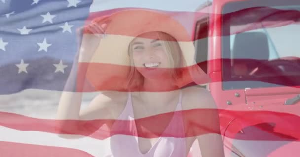 Анимация Флага Сша Над Кавказской Женщиной Автомобиле Пляже Американский Патриотизм — стоковое видео
