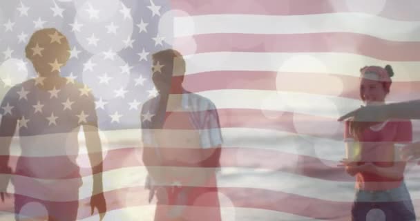 Animace Vlajky Usa Nad Šťastnými Rozmanitými Přáteli Pláži Létě Americký — Stock video