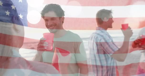 Анімація Прапора Сша Над Щасливими Різноманітними Друзями Пляжній Вечірці Влітку — стокове відео