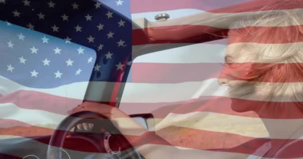 Анимация Флага Сша Над Кавказской Женщиной Рулем Автомобиля Пляже Американский — стоковое видео