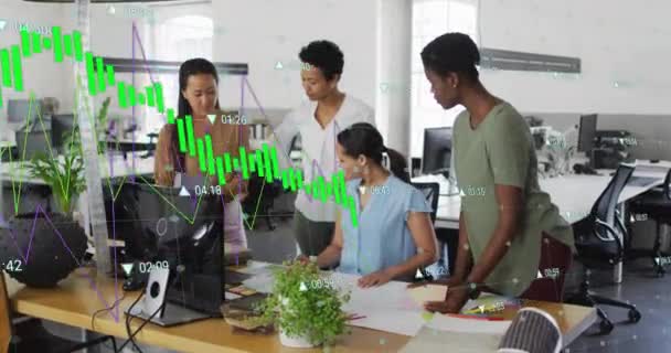 通过在临时办公室交谈的不同女性同事来动画绿色图解处理数据 协同工作 数字接口和通信 数字视频 — 图库视频影像
