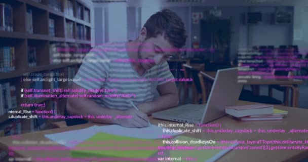 Kütüphanede Dizüstü Bilgisayar Yazı Kullanan Beyaz Bir Erkek Öğrenci Üzerinde — Stok video