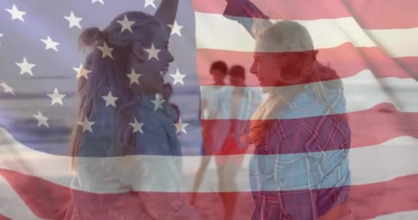 Yazın Kumsalda Dans Eden Beyaz Bayrak Beyaz Bayrak Beyaz Kadın — Stok video