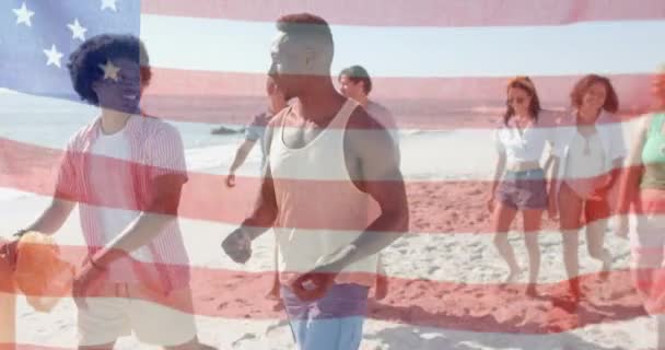 Animación Bandera Sobre Amigos Felices Diversos Reciclaje Playa Verano Patriotismo — Vídeo de stock