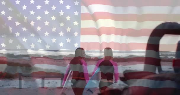 Animazione Bandiera Degli Stati Uniti Felici Donne Diverse Con Tavole — Video Stock