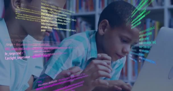 图书馆用笔记本电脑在快乐的小学男生身上进行数据处理动画 学校和通信 数字视频 — 图库视频影像