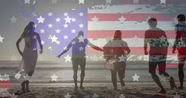 Animace Vlajky Usa Nad Šťastnými Rozmanitými Přáteli Pláži Létě Americký — Stock video