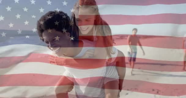Sahilde Yürüyen Çeşitli Arkadaşlara Karşı Amerikan Bayrağı Animasyonu Vatanseverlik Kutlama — Stok video