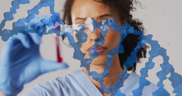 Kan Örneği Tutan Melez Kadın Doktorun Üzerinde Mavi Dna Ipliği — Stok video