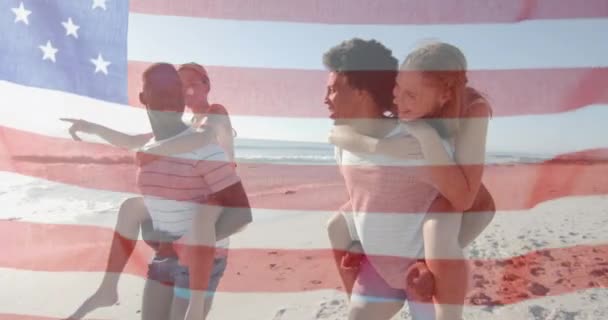 Анимация Флага Сша Над Счастливыми Мужчинами Несущими Женщин Пляже Летом — стоковое видео