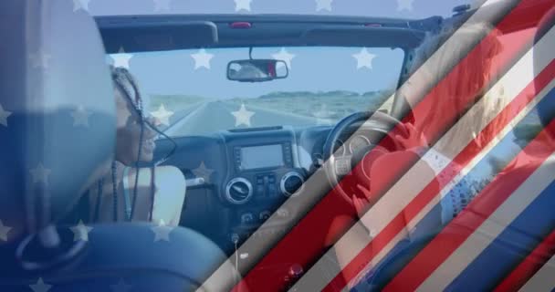 Анимация Флага Сша Над Счастливыми Женщинами Машине Пляже Летом Американский — стоковое видео