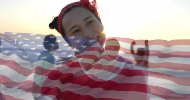 Анімація Прапора Сша Над Щасливими Різноманітними Друзями Пляжі Влітку Американський — стокове відео