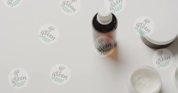 动画化的绿色文字和标志 白色背景的美容美发瓶和精油 美丽与生态 有机生活方式产品运动 数码视频 — 图库视频影像