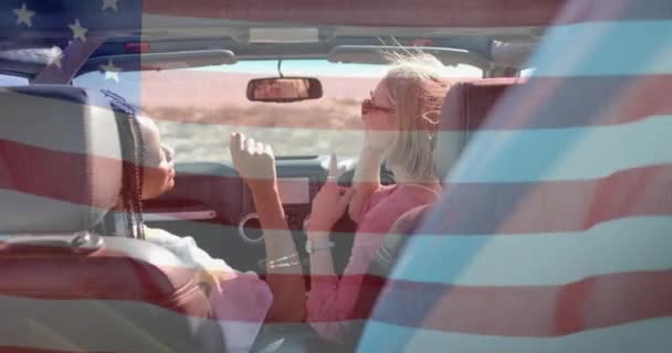 Анимация Флага Сша Над Различными Женщинами Машине Пляже Американский Патриотизм — стоковое видео