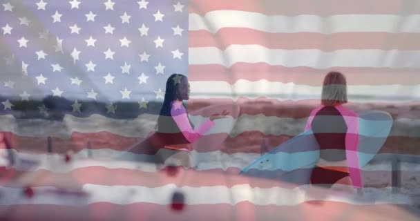 Анимация Флага Сша Над Счастливыми Женщинами Досками Серфинга Пляже Летом — стоковое видео