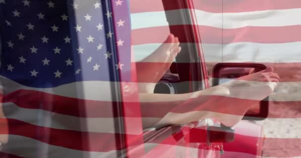 ビーチで車に乗った白人女性の足の上にアメリカの国旗のアニメーション アメリカの愛国心 多様性 休暇の概念がデジタル生成されたビデオ — ストック動画