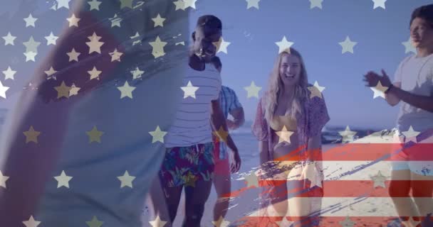 在海滩上 美国国旗在快乐多样的朋友之间飘扬 美国的爱国主义 多样性和度假概念数码视频 — 图库视频影像