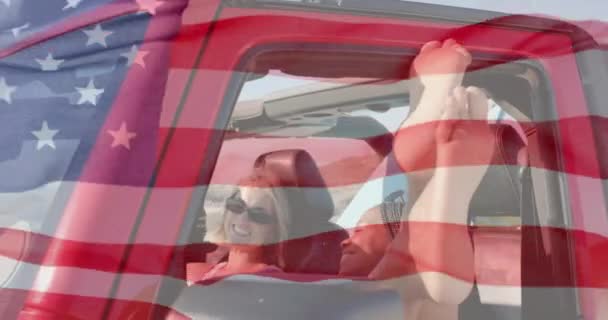 Animazione Bandiera Degli Stati Uniti Donna Caucasica Auto Sulla Spiaggia — Video Stock