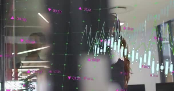 Animation Der Graphenverarbeitung Von Daten Über Diverse Kolleginnen Beim Brainstorming — Stockvideo