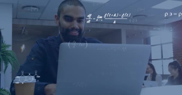 Анимация Уравнений Элементах Над Счастливым Двухсторонним Студентом Мужчиной Помощью Ноутбука — стоковое видео