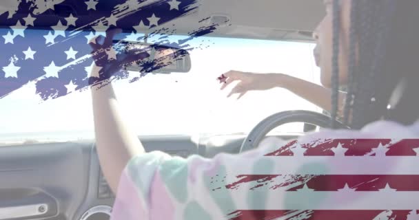 Анимация Флага Сша Над Африканской Женщиной Машине Пляже Летом Американский — стоковое видео