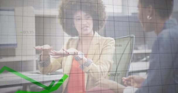 Анимирование Обработки Зеленых Графов Над Различными Коллегами Женщинами Беседующими Офисе — стоковое видео