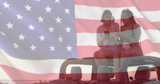 Amerika Bayrağının Yaz Aylarında Sahilde Arabasıyla Gezen Mutlu Kadınlar Üzerindeki — Stok video