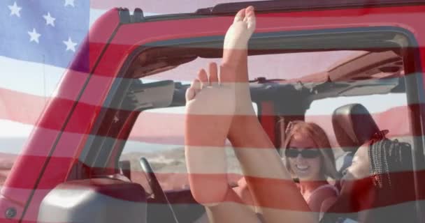 Анімація Прапора Сша Над Щасливими Різноманітними Жінками Машині Пляжі Влітку — стокове відео