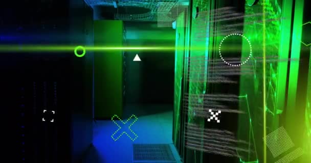 动画的旋转形状 绿色扫描仪束和处理数据在服务器房间 数字接口和通信 数字生成视频 — 图库视频影像