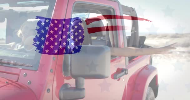 Анимация Флага Сша Над Счастливыми Женщинами Машине Пляже Летом Американский — стоковое видео