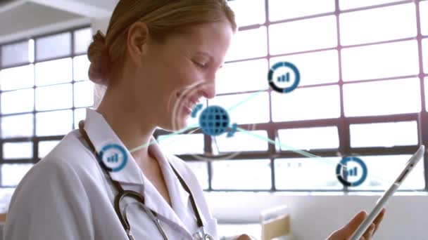 在快乐的高加索女医生身上使用平板电脑动画数据和通信网络 医疗保健 医疗服务 医院和通信 数字视频 — 图库视频影像