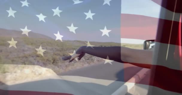 Animation Der Flagge Über Dem Arm Einer Afroamerikanerin Auto Strand — Stockvideo