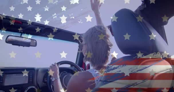 Animação Bandeira Dos Eua Sobre Mulher Caucasiana Dirigindo Carro Praia — Vídeo de Stock
