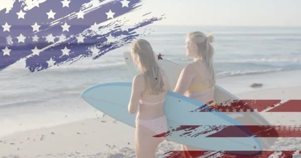 Анімація Прапора Сша Над Щасливими Білоруськими Жінками Дошками Серфінгу Пляжі — стокове відео