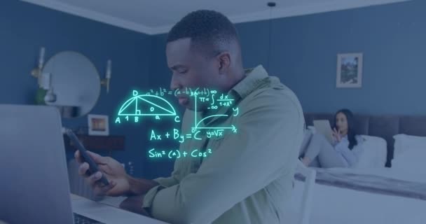 アフリカ系アメリカ人男性に対する方程式のアニメーションは 寝室でラップトップとスマートフォンを使用しています データ コミュニケーション デジタル生成されたビデオ — ストック動画