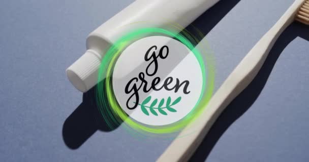 Canlı Yeşil Metin Yeşil Yüzük Diş Macunu Tüpü Ahşap Diş — Stok video
