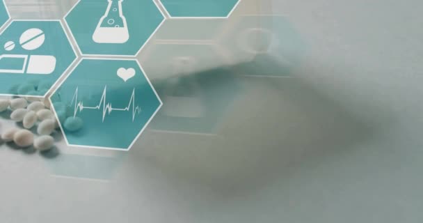 在溢出的平板电脑和药瓶上动画医学图标 医疗服务 数字接口和通信 数字视频 — 图库视频影像